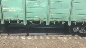 Гонка пассажирского и грузового поездов. Вид из окна поезда на стук колес по стыку рельсов