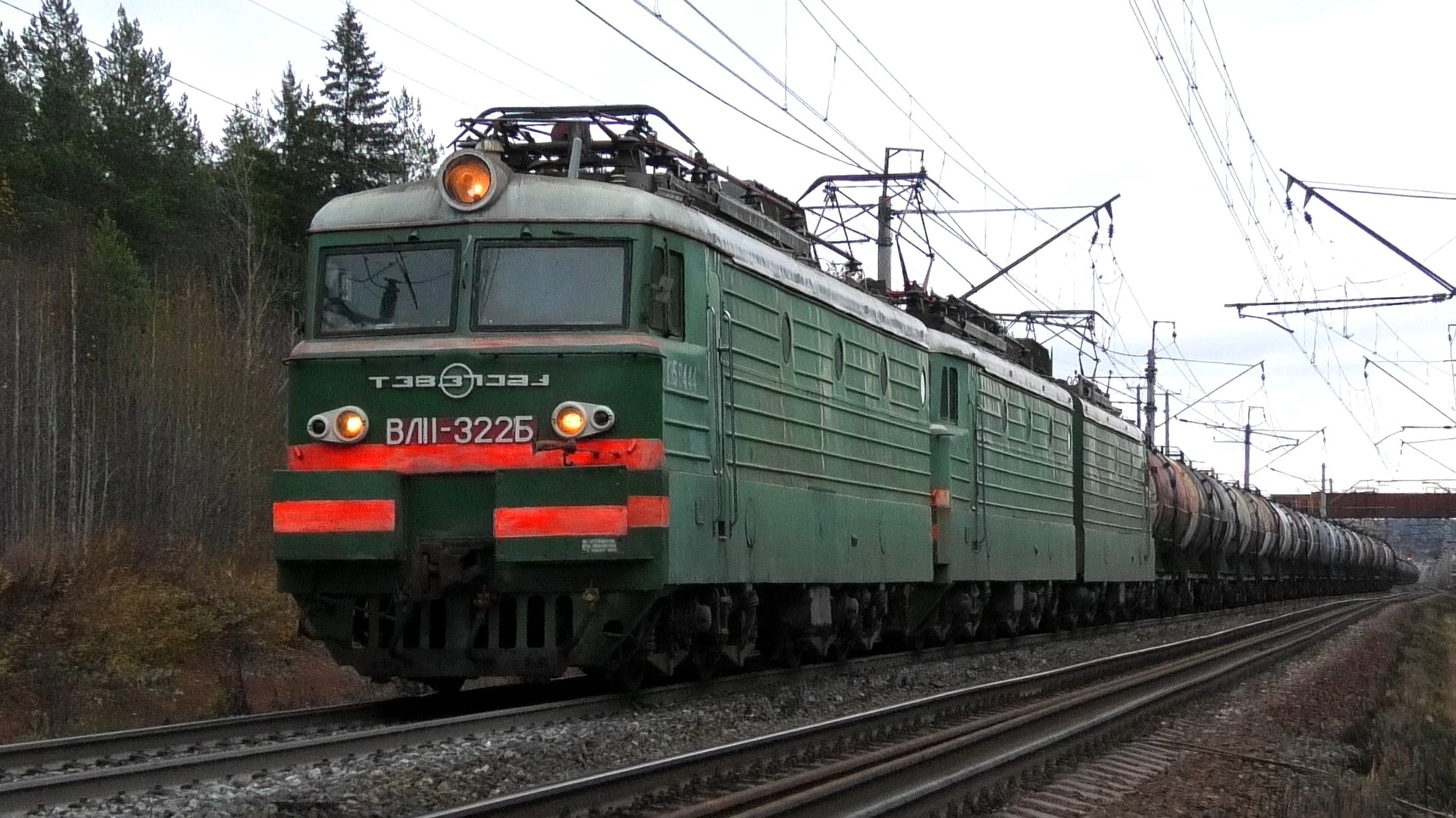ВЛ11-322 Б/335 с наливным грузовым поездом