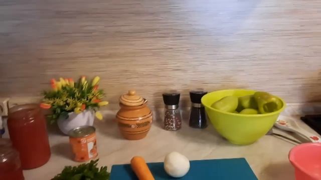 НА ЛЁШИКА РАБОТУН НАПАЛ.А У МЕНЯ ДЕЛА НА КУХНЕ,МОРОЖЕНОЕ КРЕМ БРЮЛЕ И ФАРШИРОВАННЫЕ ПЕРЦЫ.