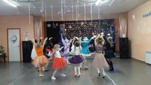 танец "Новый Год зажигает ёлки " танцевальный коллектив "Бебики "