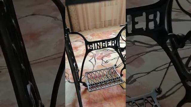 Письменный стол из слэба африканского дерева с подстольем из станины от швейной машинки Зингер