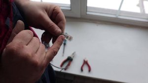 Опрессовка интернет провода без пресc клещей.