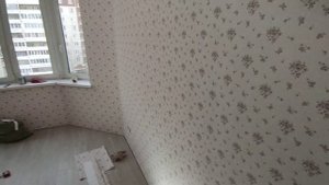 Обои Solo art.R75031-2. Розовые обои с мелкими цветами. Результат поклейки.