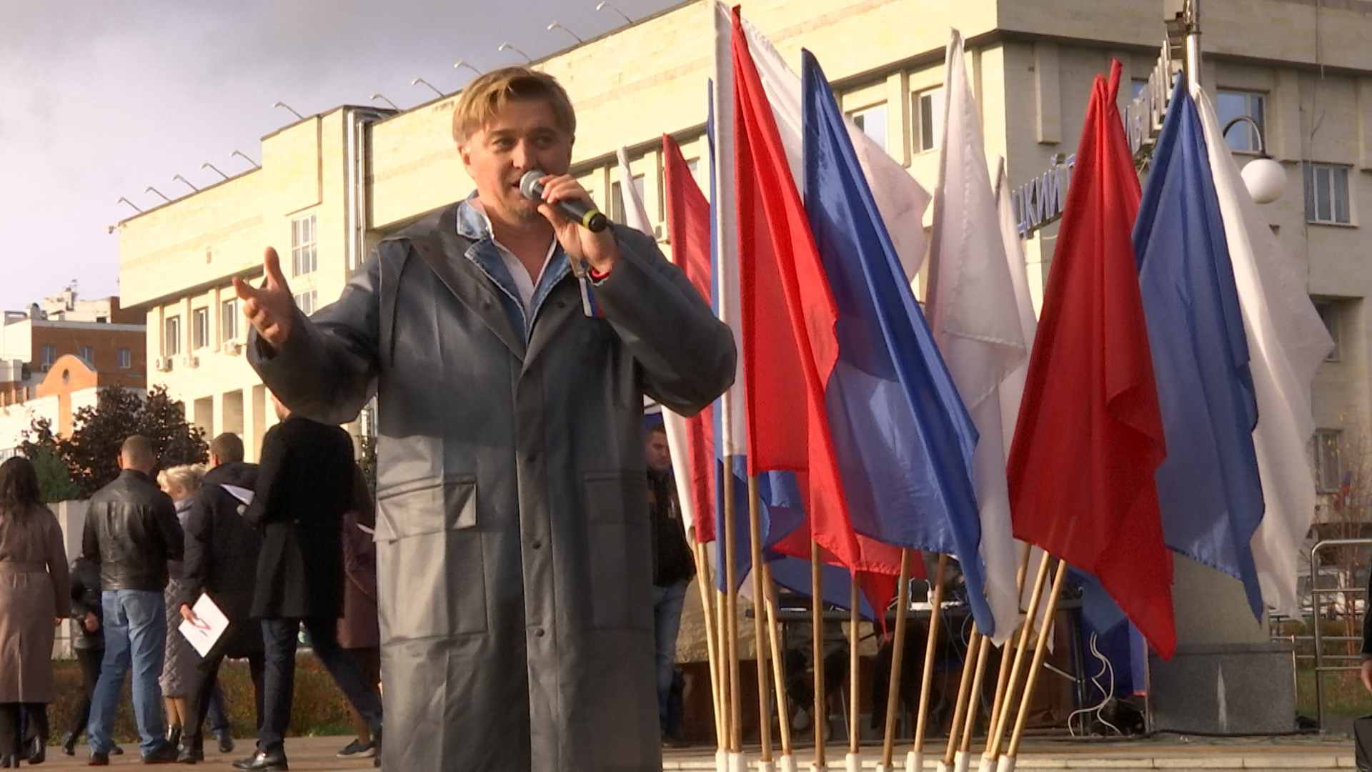 #СвоихНеБросаем