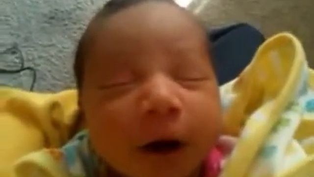 Необычные выражения лица спящего малыша)) смотреть онлайн