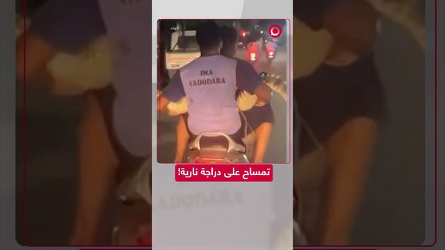 شابان يحملان تمساحا على دراجة نارية في الهند
