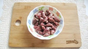 Куриные сердечки с солеными огурцами