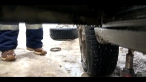 Попал в яму разорвало колесо, лада приора.