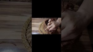 Как прикрепить деревянную ручку к плетеной корзинке