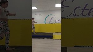 Как научиться делать колесо без рук?