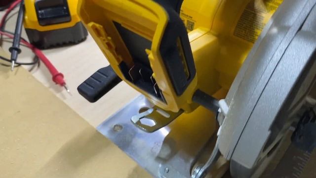 DeWALT 20V Circular Saw with Electric Brake (DCS570B) смотреть онлайн