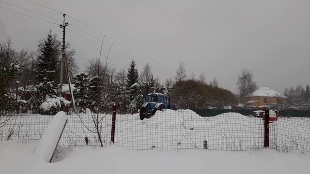 Уборка снега боковым отвалом перед новым годом. смотреть онлайн