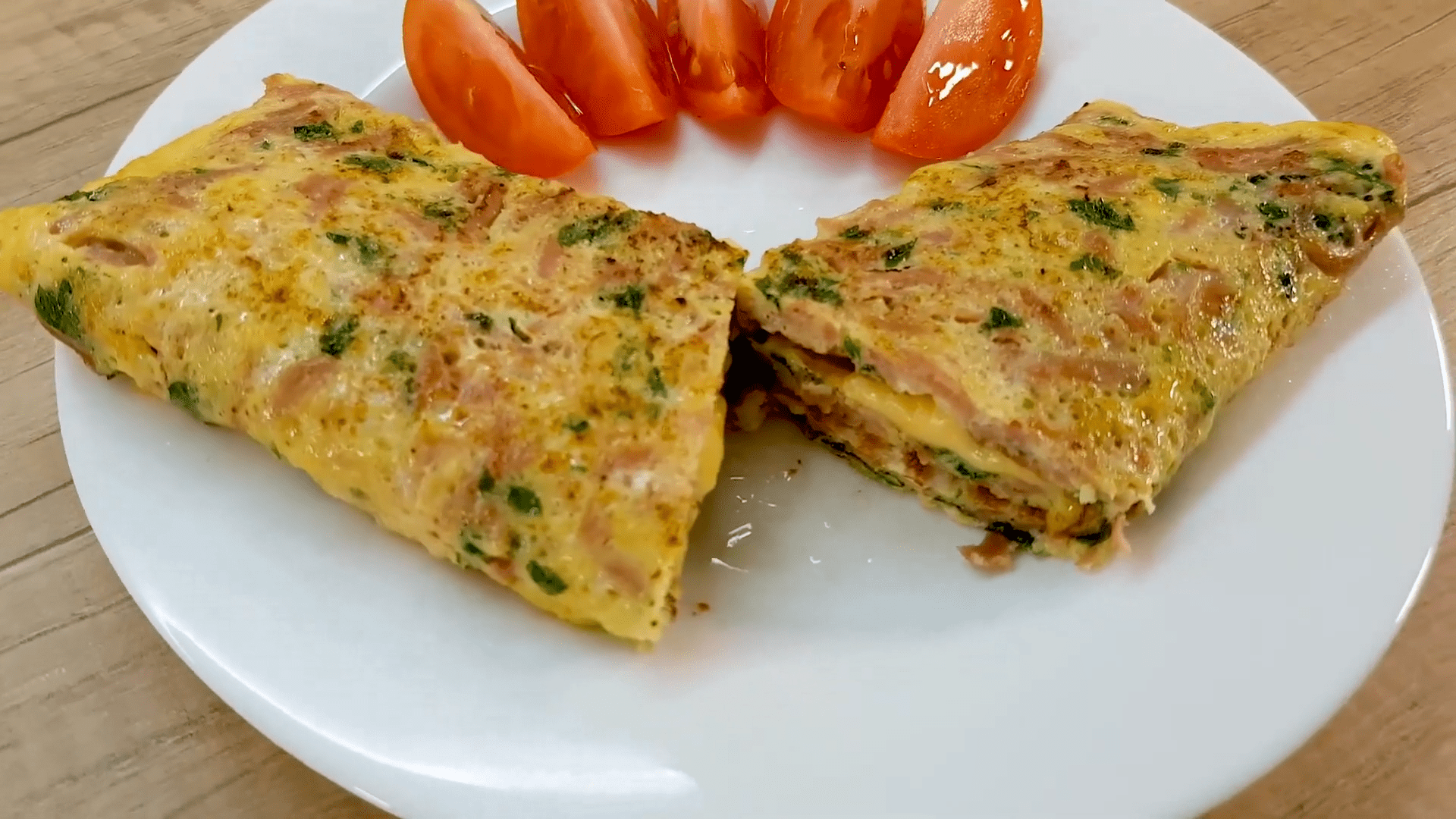 Яичница с колбасой и сыром