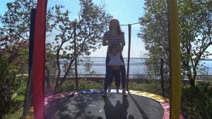 ЧАСТЬ 2.НА ДАЧЕ: Мама с Доминикой играют на батуте,  играем в мяч в пустом бассейне