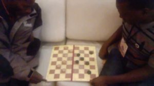 Африканцы играют в шашки. Africans play draughts.