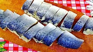 Сельдь маринованная с уксусом маслом и луком