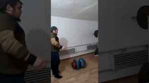 Толчок гантели 100 кг на 10 раз
