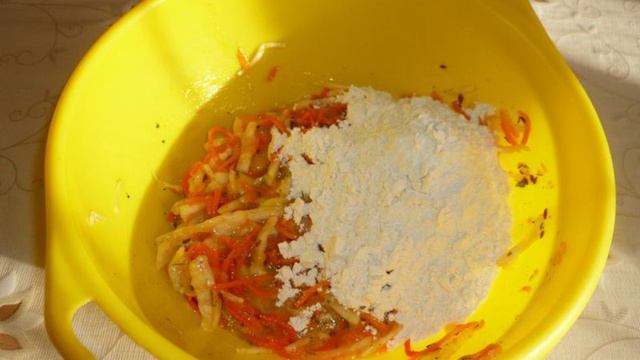 Шарлотка с квашенной капустой