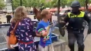 В Голландии силовики дубинками бьют женщин за несоблюдение масочного режима