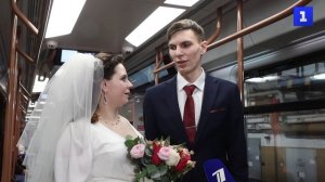 В Москве впервые сыграли свадьбу в движущемся поезде метро