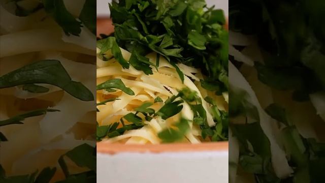 Запеченая куриная грудка с салатиком из огурцов.