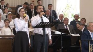 Я под сенью креста, молча слёзы роняю..