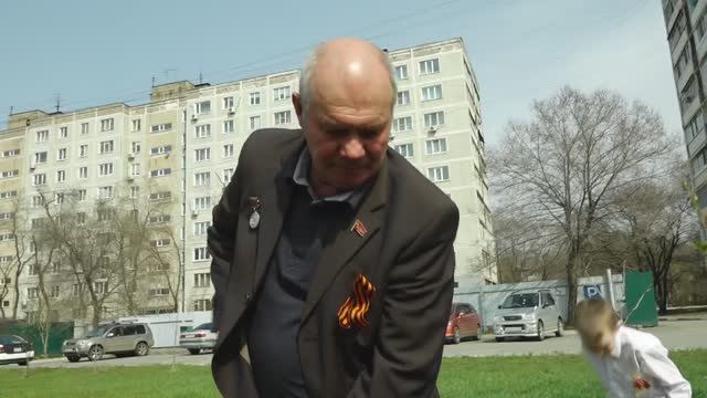 В Хабаровске прошел флешмоб  "Расцвела салютами Победа"