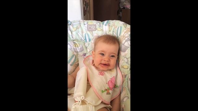 Ребенок ест ягоды впервые смотреть онлайн