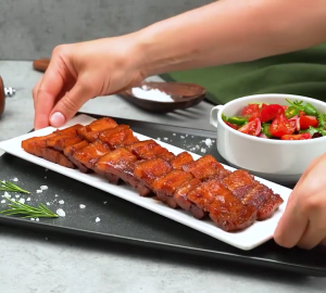 Знаменитый шеф-повар научил готовить  свиную грудинку