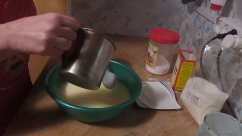 ОЛАДЬИ НА КЕФИРЕ СО СГУЩЕНКОЙ//деревенские будни