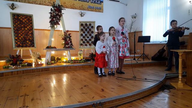 Кружится и падает лист кленовый