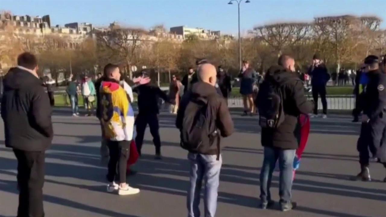 В Париже прошла акция в поддержку Донбасса с лозунгом прекратить вооружать Украину