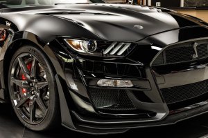 Автомобиль поддерживающий свой очаровательный агрессивный стиль - Ford Mustang Shelby GT500