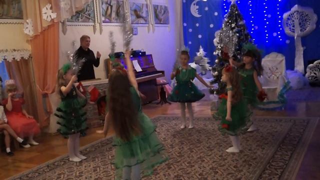 ЁЛОЧКИ - Танец с еловыми веточками муз рук Парахневич И П