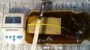 делаем печатную плату как в СССР (6часть) -травим хлорным железом (КИНОЖУРНАЛ ПАЯЛЬНИК№90.21.(№140)