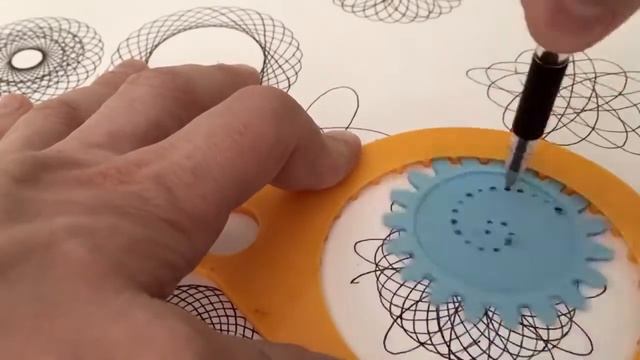 Спирограф, напечатанный на 3D принтере смотреть онлайн