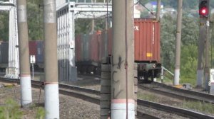 ВЛ80С-1272/1257 с контейнерами встречает ЭП1М-720 с пассажирским поездом
