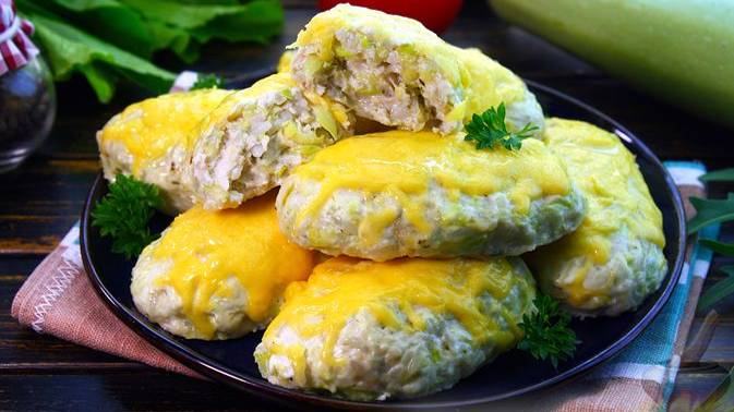 Вкусные котлетки без жарки. 
КУРИНЫЕ КОТЛЕТЫ С РИСОМ И КАБАЧКОМ