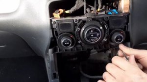 Citroen C3 Picasso climate control panel removal