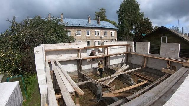 Дом из газобетона!Второй уровень лесов!Строительные леса из досок! смотреть онлайн