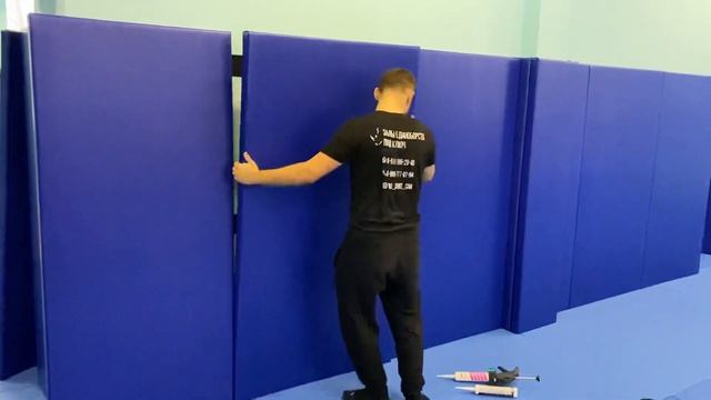 Как прикрепить стеновой протектор на липучке? смотреть онлайн