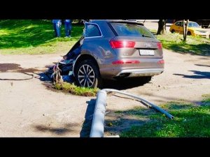 Audi Q7 разорвало пополам при аварии. Водитель пьян?