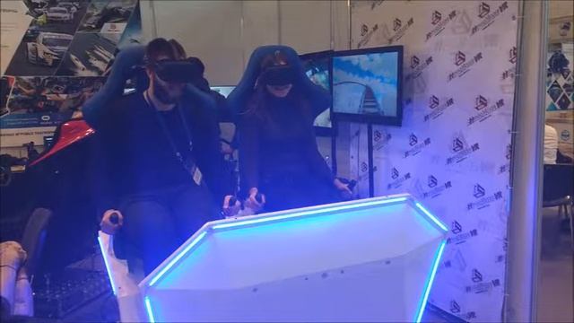 Выставка раппа 2024. VR аттракцион. Выставка виртуальной реальности в Москве. Аттракционы для молодежи виртуальная реальность. VR реальность.