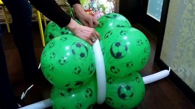 Подставка из шаров в виде подарка ФУТБОЛЬНАЯ ТЕМАТИКА/stand the weight of the balloons as a gift смотреть онлайн