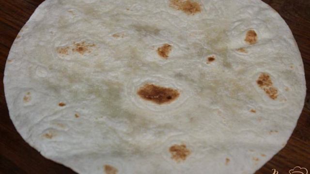 Тортилья с сыром и колбасой