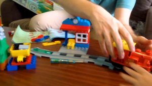 LEGO Duplo Train 10874. Малыш Микулаш и папа играют в лего. Поезд едет задом наперед
