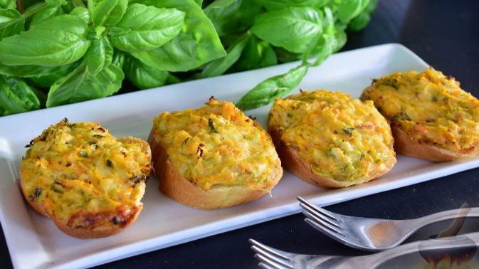 Горячие бутерброды с кабачком и морковью