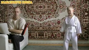 Жестокие тренировки в каратэ! Ребенок бьет отца! мастер каратэ 5-ти лет. Супер техника!