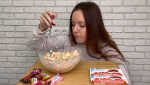 МУКБАНГ ФРУКТОВЫЙ САЛАТ KINDER МОЛОЧНЫЙ ЛОМТИК MUKBANG FRUIT SALAD Новый год