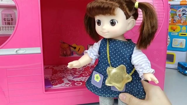 캠핑버스 변신! 캠핑카에서 요리도 하고 잠도 자볼까? 콩순이 캠핑놀이 смотреть онлайн